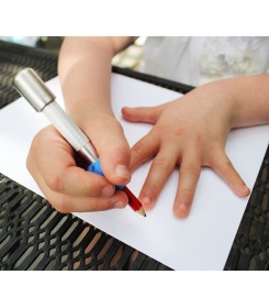 dziecko podczas pisania dociążonym Z-vibe