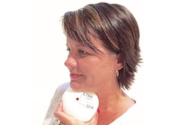 Pacjentka ćwiczy z CTAR ball