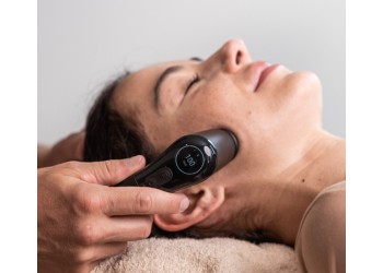 Kobieta podczas terapii żuchwy  Novafonem