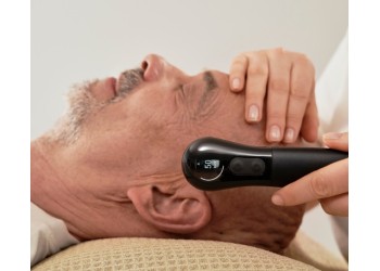 Mężczyzna podczas terapii urządzeniem wibracyjnym Novafon power II