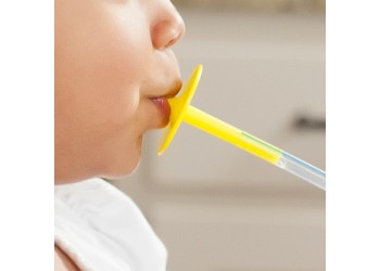 Dziecko pijące przez słomkę z lip blokiem ARK