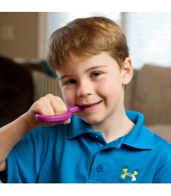 Chłopczyk gryzący gryzak logopedyczny ARK gładki miękki