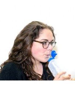 Kobieta pije z butelki do karmienia dorosłych TALK TOOLS