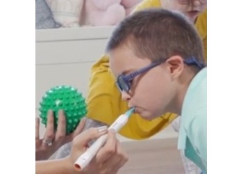 Chłopczyk ćwiczący przy użyciu wibratora logopedycznego SENSI z TALK TOOLS